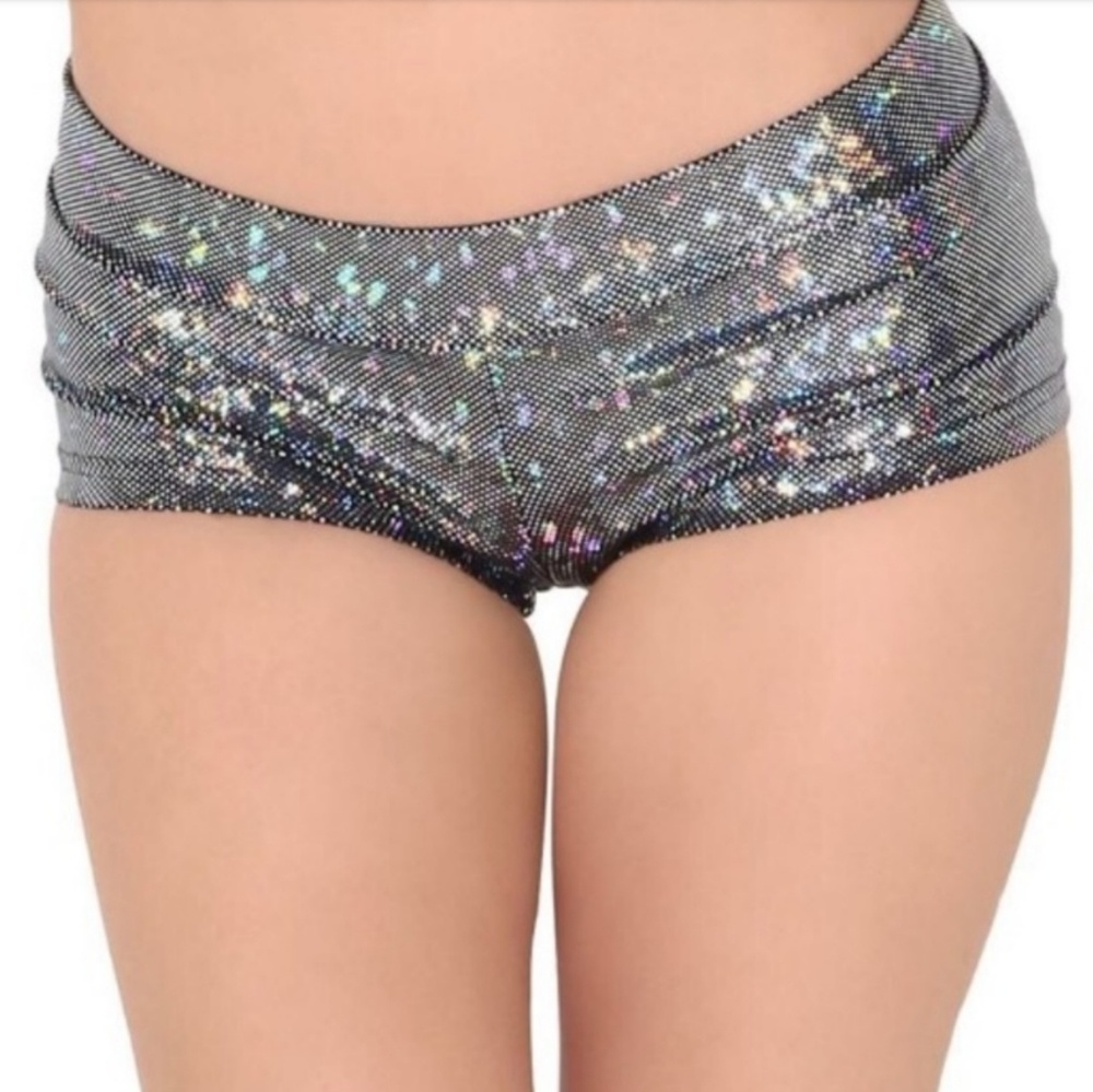 Iheartraves booty shorts